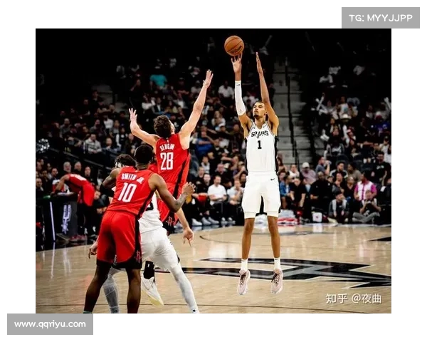 文班亚马观战马刺夏季联赛与队友互动频繁展现领导力潜质 文班亚马观战马刺夏季联赛与队友互动频繁展现领导力潜质